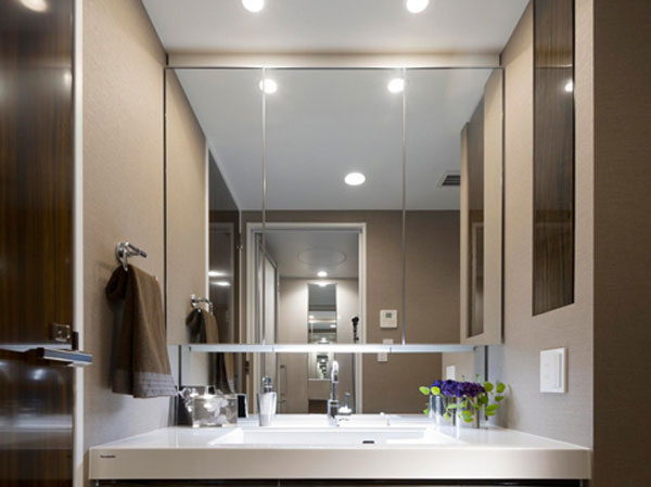 Bathing-wash room.  [The storage space provided in the Kagamiura "three-sided mirror with vanity (with hand lighting)"] It has adopted a three-sided mirror with vanity, which also includes a three-sided mirror under mirror tailored to the child's point of view. Ensure the storage rack on the back side of the three-sided mirror. You can organize clutter, such as skin care and hair care products.   ※ D, D