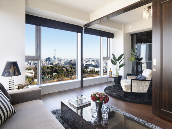 Living.  [80D type / living ・ dining] Luxury view overlooking the downtown landmark. The feet spreads rich green with a focus on waterfront and Ueno Park of Shinobazunoike. (80D type building in the model room 23 floors from January 2013 shooting)