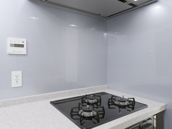 Kitchen.  [Dirt quickly wiped off "stove front panel"] Before stove easily marked with water wings and oil stains, Non-combustible wall material (D ・ D