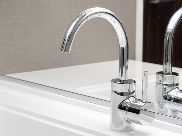 Bathing-wash room.  ["Single-lever faucet" of stylish design] It has adopted a single-lever faucet of stylish design to vanity. Graceful swan-neck form is accompanied by a refinement in vanity of space. (60A 'type same specifications ※ August 2011 shooting)