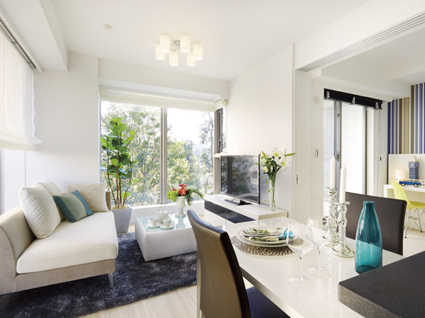 Living.  [60B type / living ・ dining] living ・ The dining, Adopt the TES hot water floor heating of Tokyo Gas. Warm comfortable room from the ground by using a hot water, It is a heating system to achieve a "Zukansokunetsu" which is said to be ideal. (January 2013 than 60B type building in the model room second floor shooting)