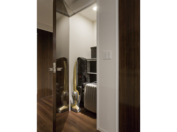 Other.  [Also can be stored large "storeroom"] Sports such as golf bag ・ From outdoor goods, Until the season of life supplies, Also it can be stored large volume.  ※ C, 'Except type (60A' C type same specifications ※ August 2011 shooting)