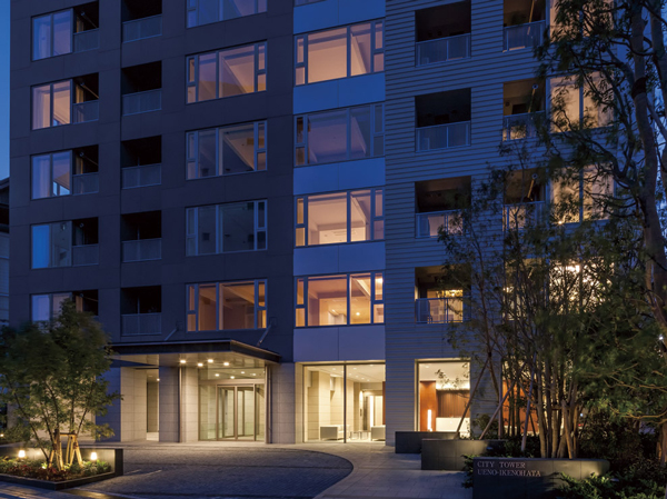 Shared facilities.  [Entrance appearance shine in sunset glow] Imposing was completed <Ikenohata City Tower Ueno>. The property is, In charge of the construction Kajima that stacking a track record in and out. The living environment of water and greenery is spread in front of the eye, As a tower residence of 24-storey, We shined in the streets. In conjunction with the trust in Sumitomo Realty & Development, which boasts a large number of sale record, The material also purchase decision sense of security of the construction surface. (Entrance appearance ※ 2013 February shooting)