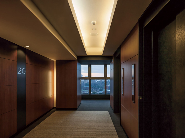 Shared facilities.  [Hotel-like inner corridor design] Comfortable space in the four benefits. (1) to enhance the shut-out and privacy of the line of sight from the outside. (2) there is a high possibility of a low crime prevention of unauthorized intrusion from the outside. (3) Since complete with air conditioning less it is influenced by the change in climate comfort. (4) because the floor is carpeted finish, Difficult footsteps sound, Hard to the harsh noise there is no air conditioning of the outdoor unit.  ※ Air conditioning equipment, For the season and the time zone limited operation, Not running at all times. (elevator hall ※ 2013 February shooting)