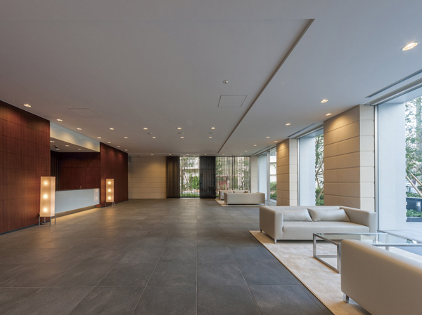 Buildings and facilities. Flooded with natural light in the glassed-in space from the floor-to-ceiling, In harmony with the walls decorated with natural stone drifts majestic atmosphere entrance hall (2,013.2 May shooting). Counters appropriate to the height of the magnificent, We have created a appearance of heavy Yingbin. The pride that can feel for those who live, Is the entrance hall, which invites envy for those who visit.