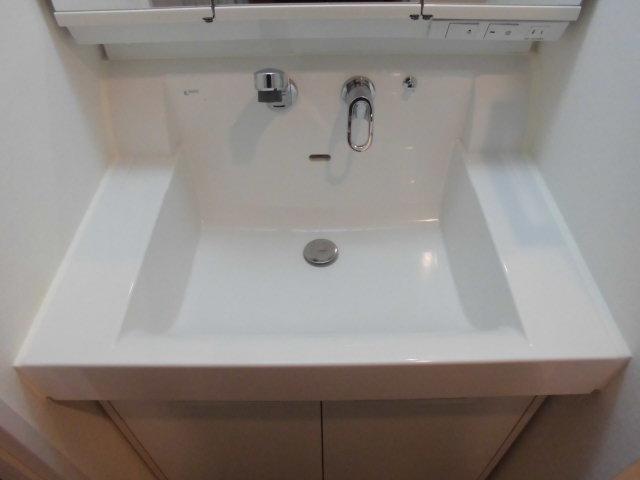 Wash basin, toilet
