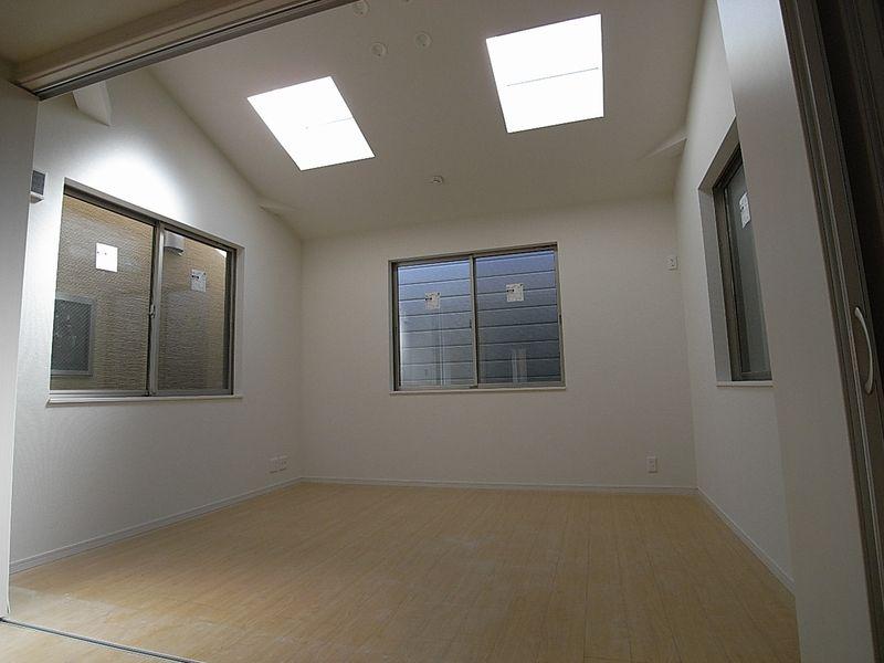 Living. Living is spacious 16.8 Pledge, It was also to ensure the lights not only the space. 