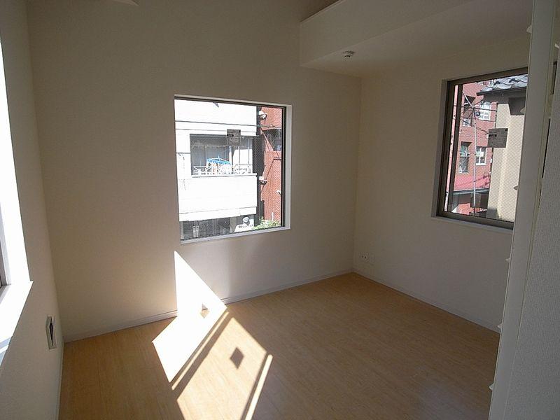 Non-living room. Western-style 6.2 Pledge is just behind of living, It is recommended in the bedroom. 