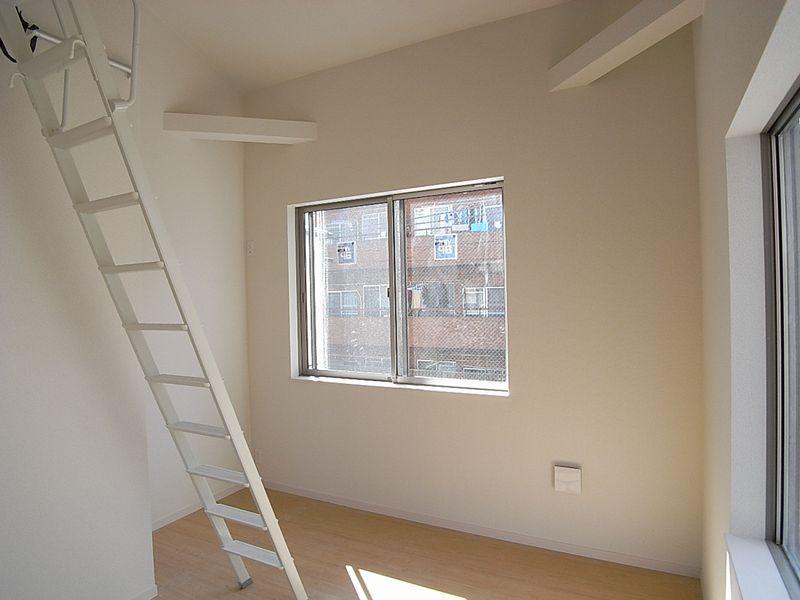 Receipt. There is also a storage loft is Hakadori. 