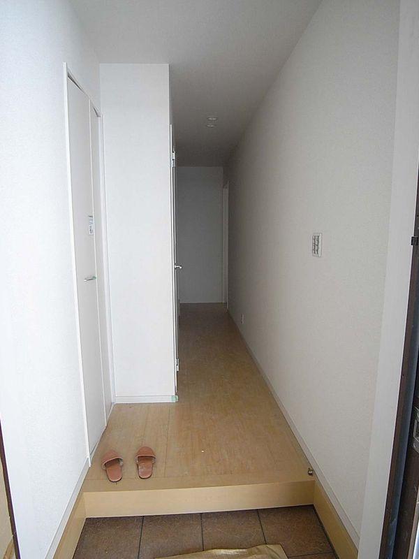 Entrance. Entrance of the white tones