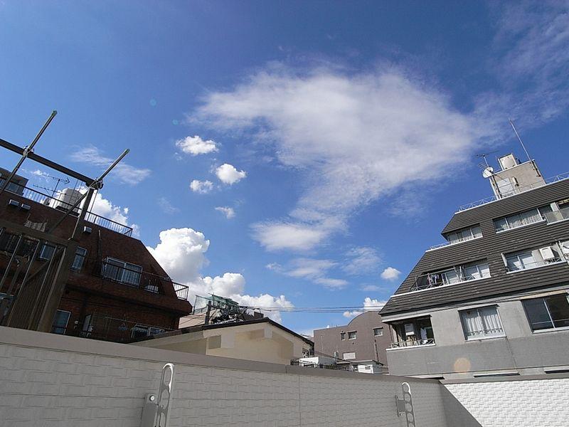 Balcony. Also Nante enjoy a drink while watching the sky. 