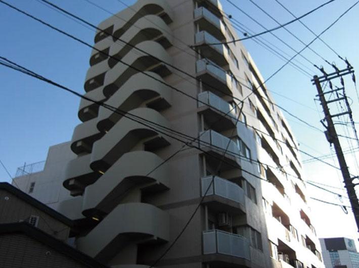 Local appearance photo. tube Management Fee: 15,820 yen / Month repair reserve: 9,820 yen / Month stationed ring Places: 100 yen ~ 200 yen / Month stationed car Places: 20,000 yen / Month