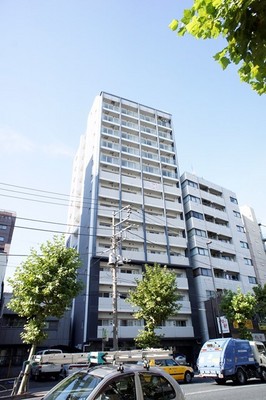 Building appearance. The first floor is the dentist's