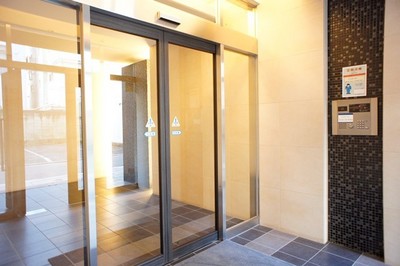 Entrance. Auto-lock equipped