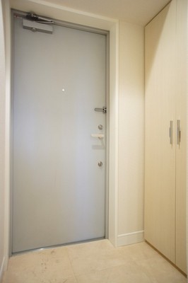 Entrance. There shoe box in the left hand