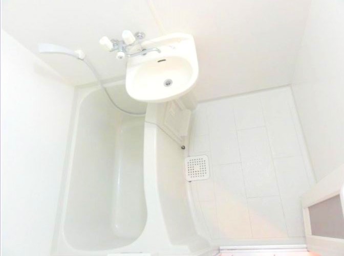 Bath. Spacious bathroom