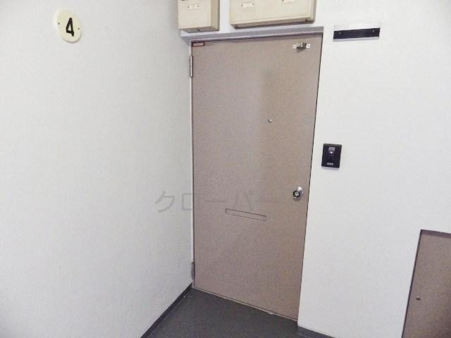 Other common areas. Sharing unit Entrance