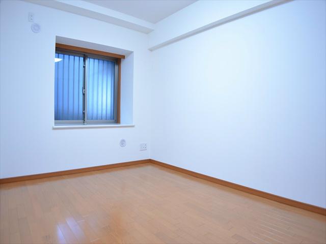 Non-living room. Western-style with a bay window