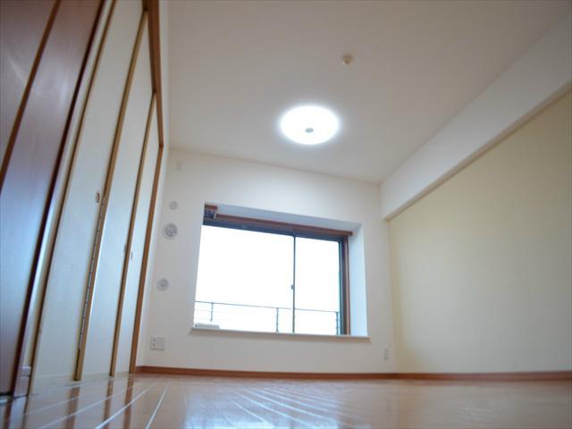 Living. You will receive a bright light in the living room