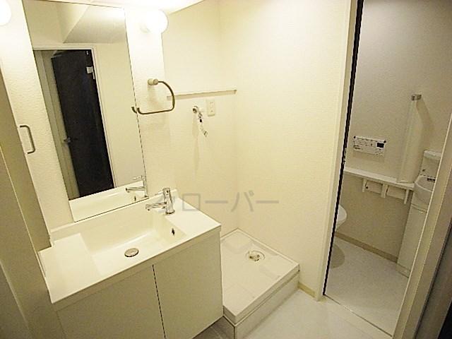 Wash basin, toilet. Waterproof bread (Laundry Area)