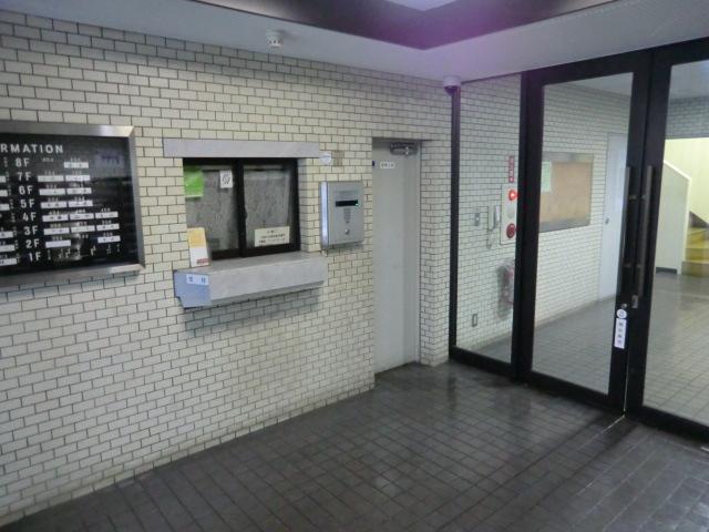 Entrance. Common areas