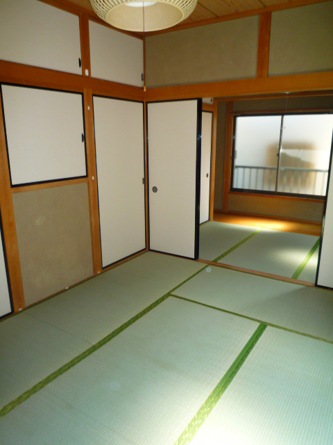 Living and room. The second floor can be used as a single room. It is housed in many cases.