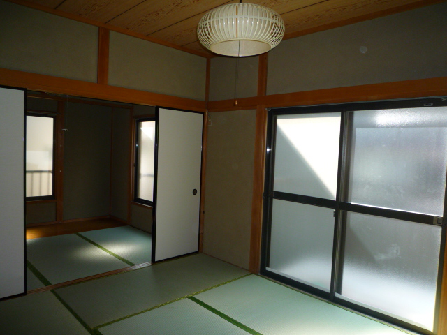 Living and room. The second floor contains the afternoon sun.