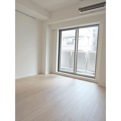 Living and room. Enter the light of day is a lot because the window is large. 