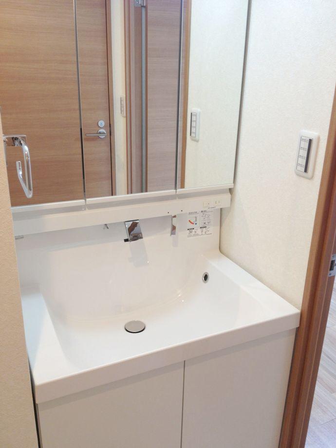 Wash basin, toilet. Wash basin