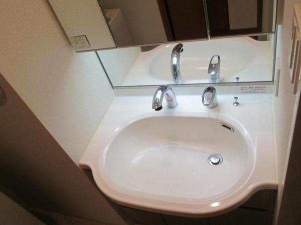Wash basin, toilet