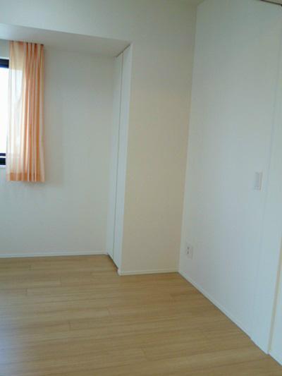 Non-living room. Western-style adjacent to the living room. It is two-sided lighting of the corner room unique!