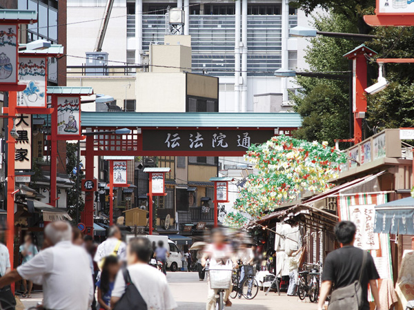 Surrounding environment. Attractions of Asakusa carve a deep history, Shopping district of downtown lined with unique memorabilia, Sumida River fireworks display (July) and Sanja Matsuri (May), Asakusa Samba Carnival (August), such as the lively Asakusa of annual events is close to. (Photo: "teaching Buddhism Institute Street" / 2-minute walk, About 150m)