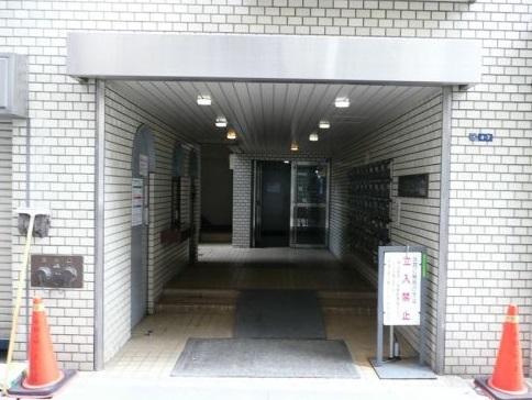 Entrance. Common areas