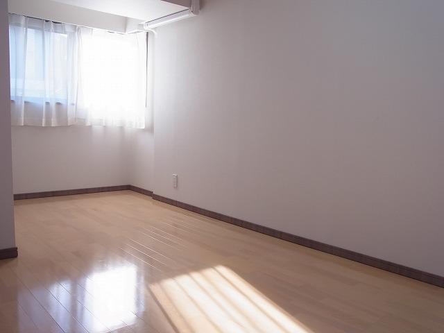 Non-living room. Enter bright lighting, About 8.0 Pledge of Western-style