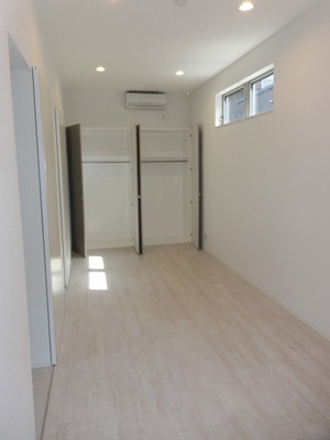 Living and room. Spacious 15 Pledge Western-style