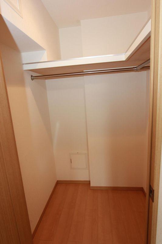 Receipt. There is a walk-in closet 1.2 Pledge