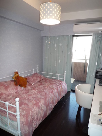 Living and room. Western-style (1) about 6.1 Pledge