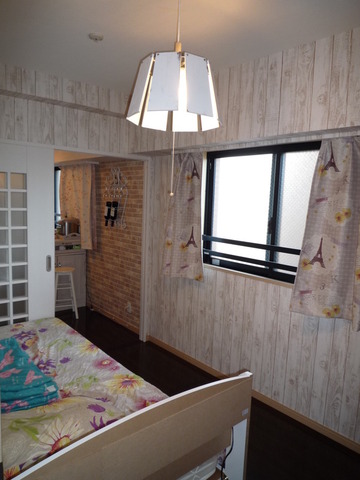 Living and room. Western-style (2) about 4.7 Pledge