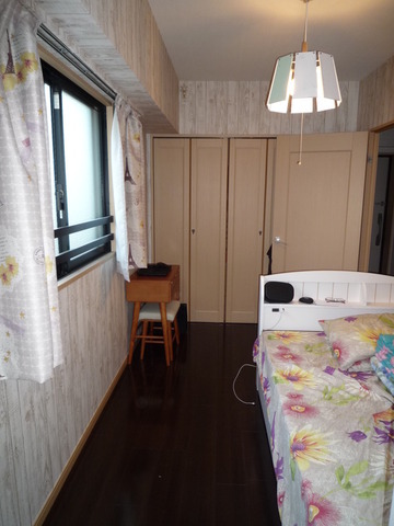 Living and room. Western-style (2) about 4.7 Pledge