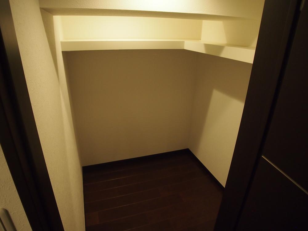 Receipt. Walk-in closet