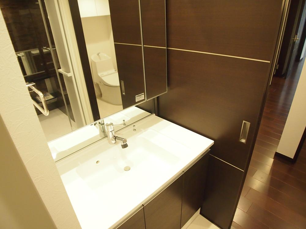Wash basin, toilet. Indoor (12 May 2013) Shooting