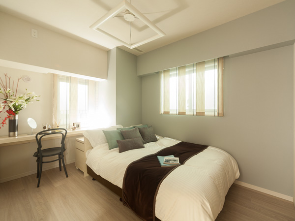 Interior.  [Master bedroom] Lighting provided a window on two sides ・ Refreshing space in consideration of the draft. The wardrobe, etc. were provided with plenty of Maeru amount of storage abundant closet.