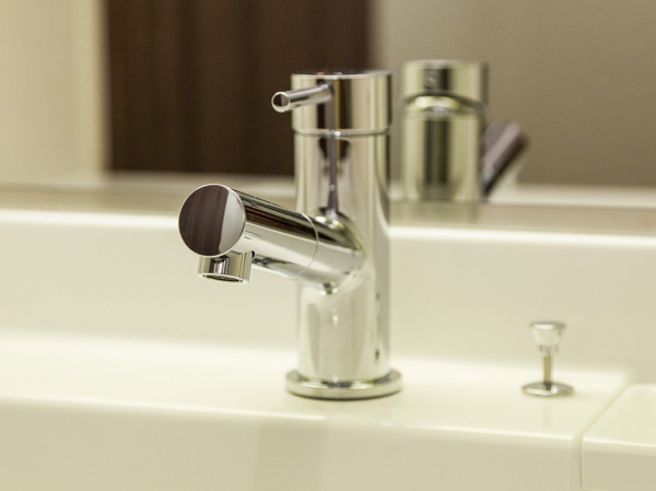 Bathing-wash room.  [Single lever hand shower faucet] Single lever pull-out faucet is, Simple and minimalist design. Is a compact spout pull-out faucet. Since the spout is pulled out, It is also useful in the cleaning of the basin.