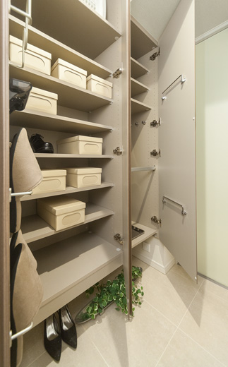 Receipt.  [Shoes cloak] Shimae to make effective use of rich-to-ceiling full.