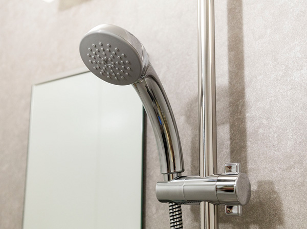 Bathing-wash room.  [Pleasant eco full shower in the large grain] Impeller with a built-in shower head to increase the water pressure, Is a super water-saving shower the company is also in the conventional than about 35% less volume of water made it possible to shower with momentum.