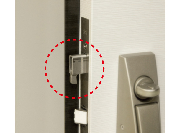 Security.  [Of high-strength sickle dead] Since the entrance door is equipped with a sickle dead, It is also effective against violent incorrect lock method using the destruction tool bar, etc.. (Same specifications)