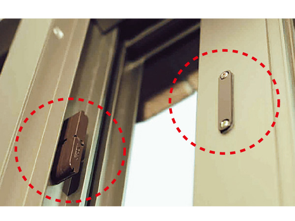 Security.  [Entrance door of all of the dwelling unit ・ Security sensors in the window facing the outside corridor] In order to enhance the security of, Security of the magnet in the window facing the entrance door and the outer hallway of dwelling units of all 65 House ・ Installing a window sensor. If the sensor in the ON to go out and night before, An alarm intercom and incorrectly opening and closing, It will be reported to the Secom. (Same specifications)