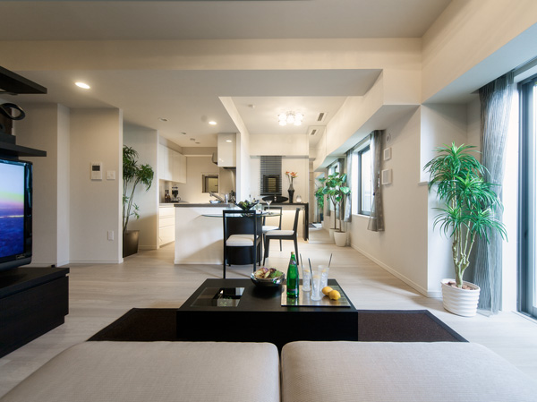 Room and equipment. Are met in the pleasant morning sun poured airy, The main stage of this house. Also standing in the kitchen, You can also enjoy a refreshing sunshine that spread in front of the eye. (living ・ dining ・ kitchen / Model Room E1 type ※ Toll design changes ・ Application deadline Yes)