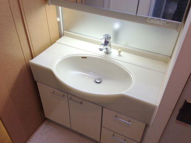 Wash basin, toilet. Wash basin