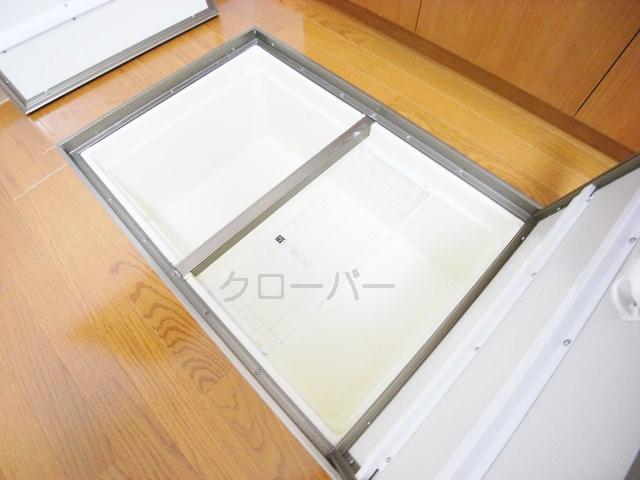 Kitchen. Underfloor Storage